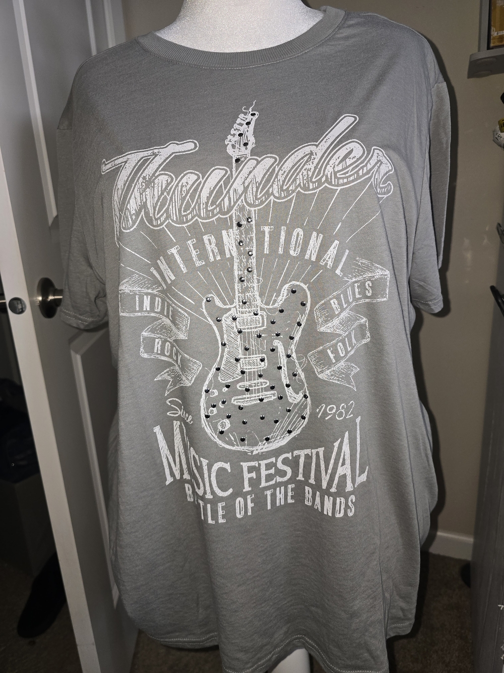 Maurices Light Gray Graphic Tee with White Design